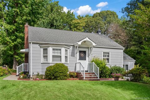 Photo of 39 Lewis Court, Huntington Station, NY 11746 (MLS # 927643)