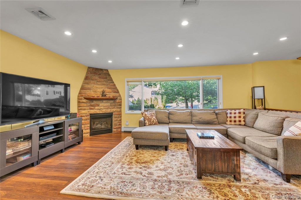 Photo of 90 Virginia Drive, Manhasset, NY 11030 (MLS # 1011239)