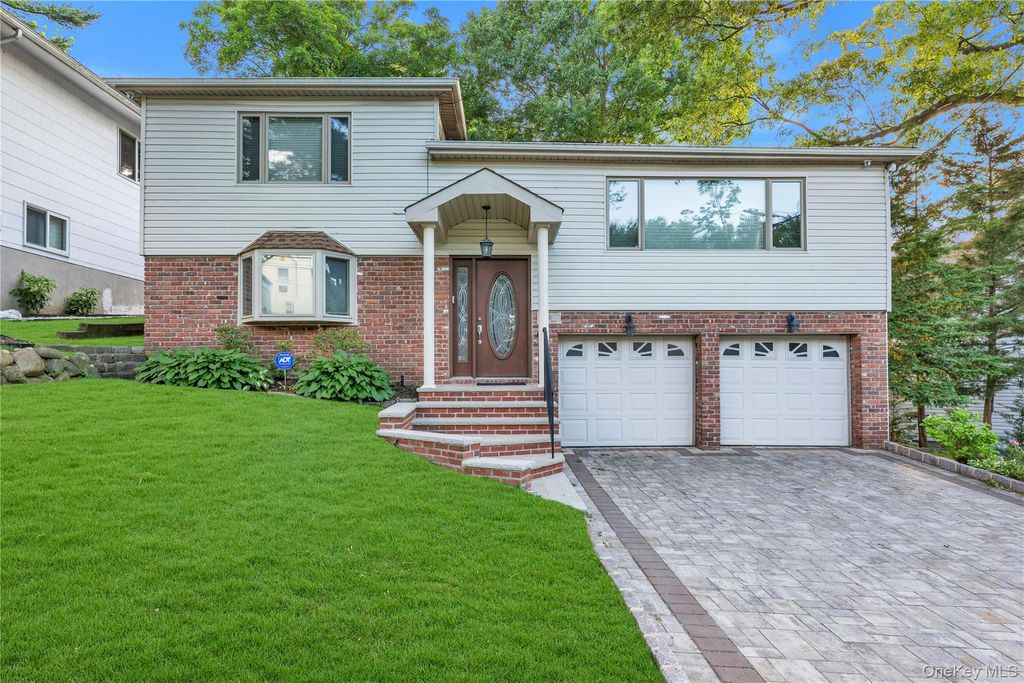 Photo of 90 Virginia Drive, Manhasset, NY 11030 (MLS # 1011239)