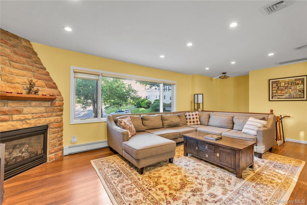 Photo of 90 Virginia Drive, Manhasset, NY 11030 (MLS # 1011239)
