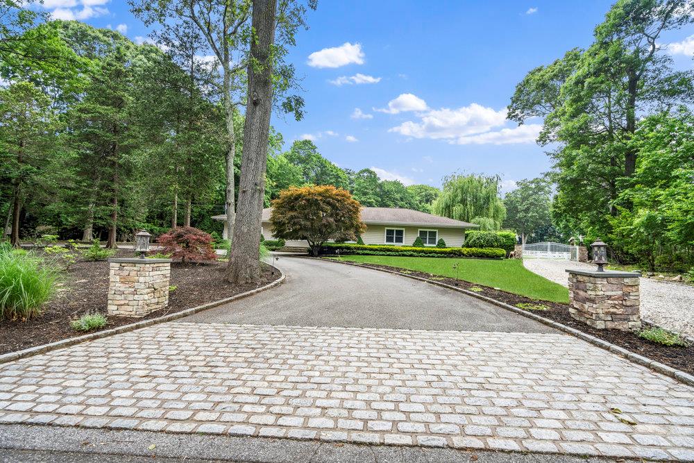 Oakside Drive, Smithtown, Hamptons, NY - 4 Bedrooms  
4 Bathrooms - 