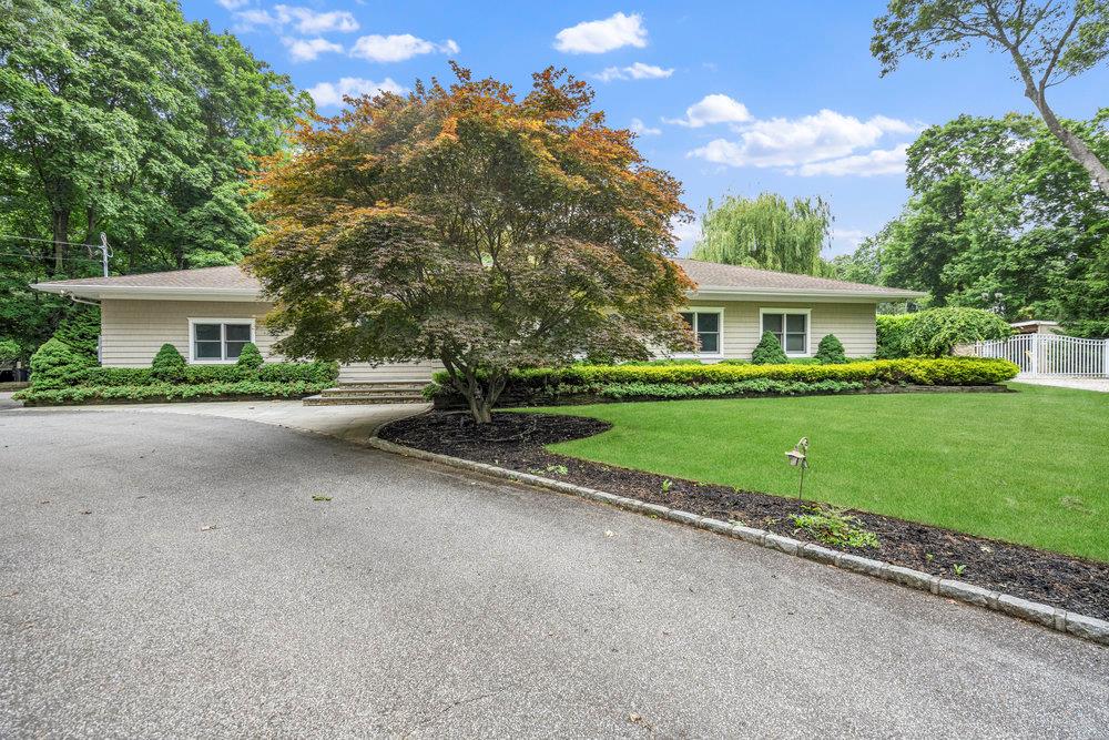 Oakside Drive, Smithtown, Hamptons, NY - 4 Bedrooms  
4 Bathrooms - 