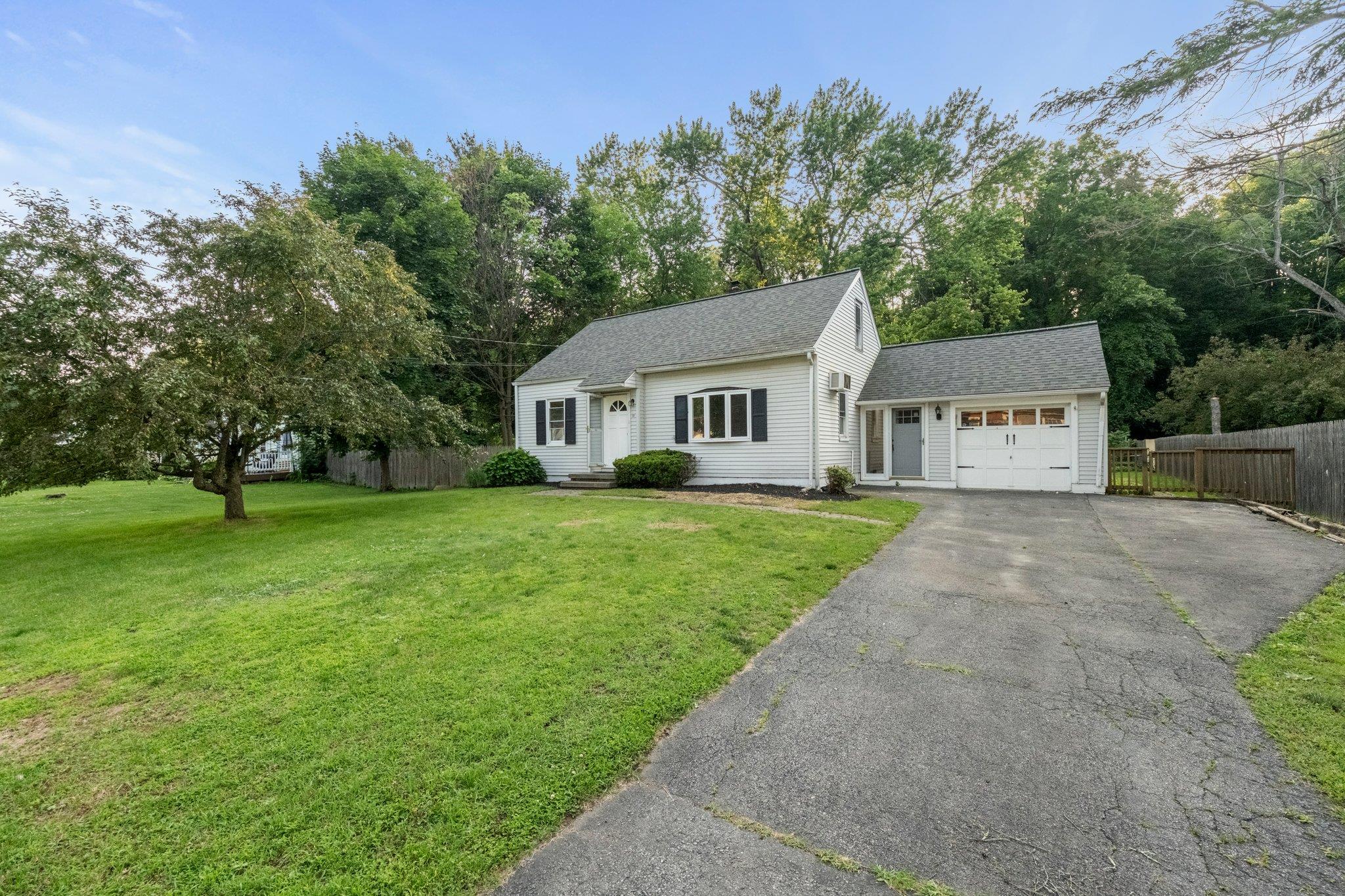 Henmond Boulevard, Poughkeepsie, New York - 2 Bedrooms  
1 Bathrooms  
6 Rooms - 