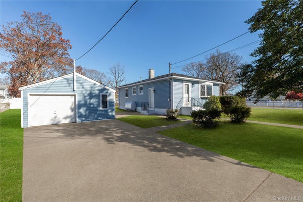 345 41ST ST, COPIAGUE, NY 11726 - Image 54b4bb108bb3a1e4e65a4f186d4fe06b/2589259813