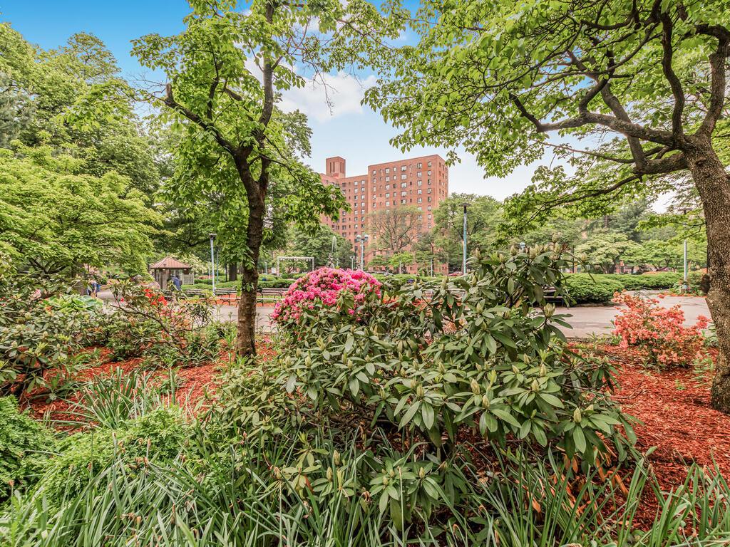 Metropolitan Oval 10D, Bronx, New York - 1 Bedrooms  
1 Bathrooms  
3 Rooms - 