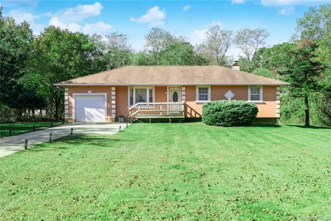Photo of 34 Wards Lane, Bellport, NY 11713 (MLS # 927651)