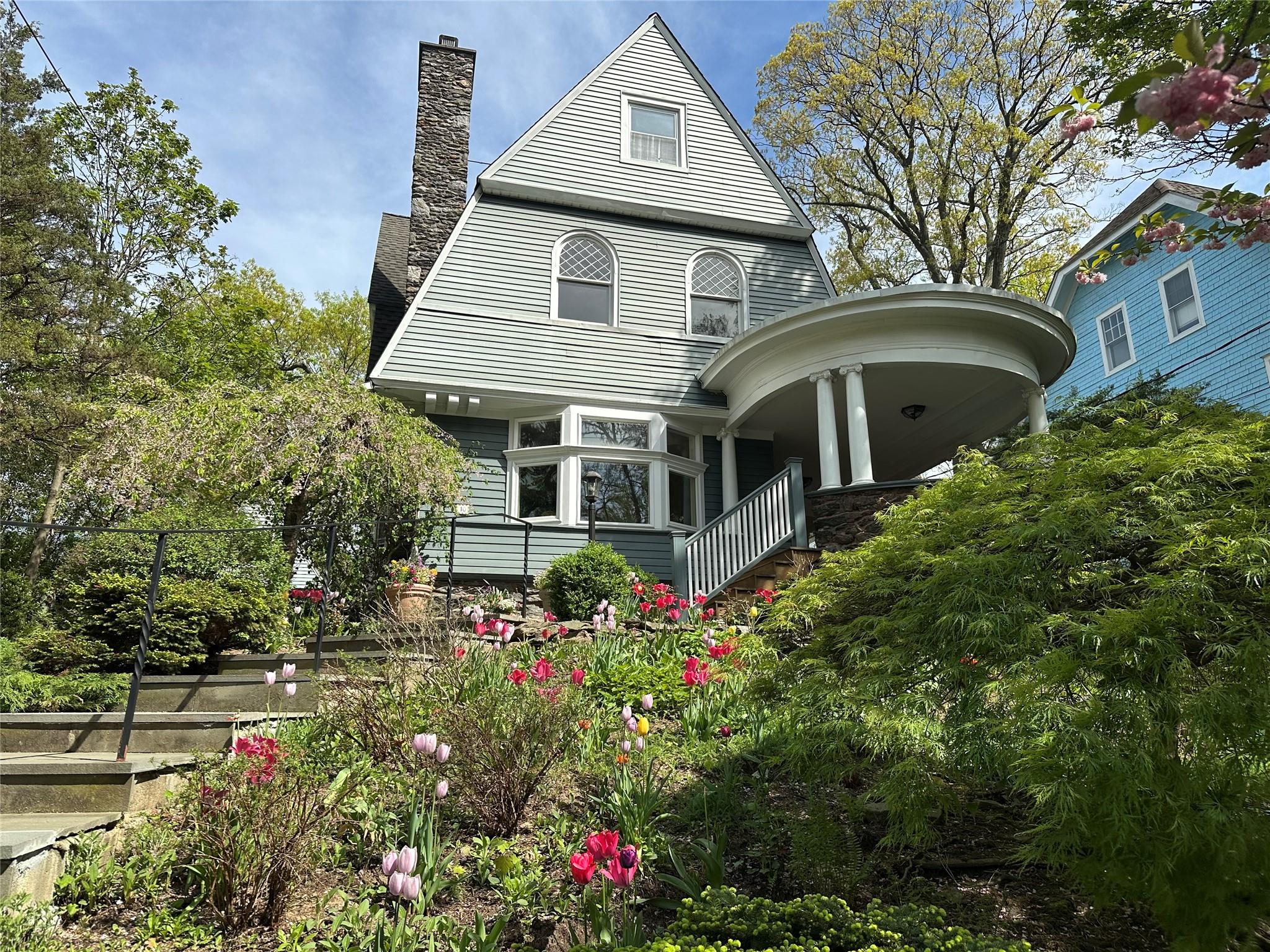 Hillcrest Avenue, Yonkers, New York - 6 Bedrooms  
4 Bathrooms  
13 Rooms - 