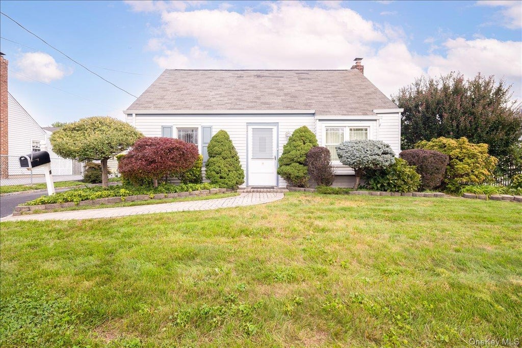 Photo of 8 Park Circle N, Farmingdale, NY 11735 (MLS # 1055821)