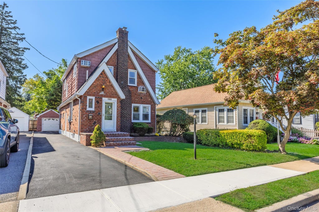 Photo of 1900 Carleton Place, Baldwin, NY 11510 (MLS # 1050179)
