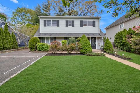 Photo of 33 Poplar Place, Port Washington, NY 11050 (MLS # 989476)