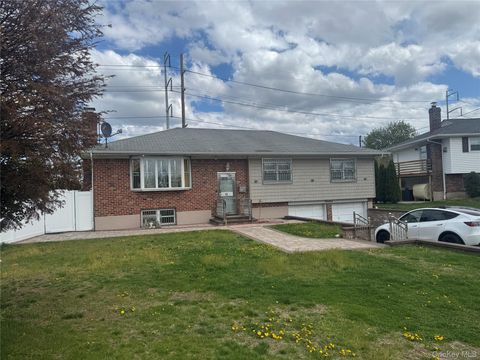 Photo of 12 Hilton Court, Hicksville, NY 11801 (MLS # 989650)