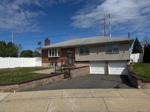 Homes For Sale - 12 Hilton Court<br/> Hicksville, NY 11801