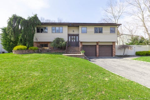 Homes For Sale - 7 Quincy Lane<br/> Smithtown, NY 11787