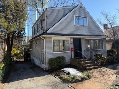 Homes For Sale - 11 Arbor Street<br/> Great Neck, NY 11021