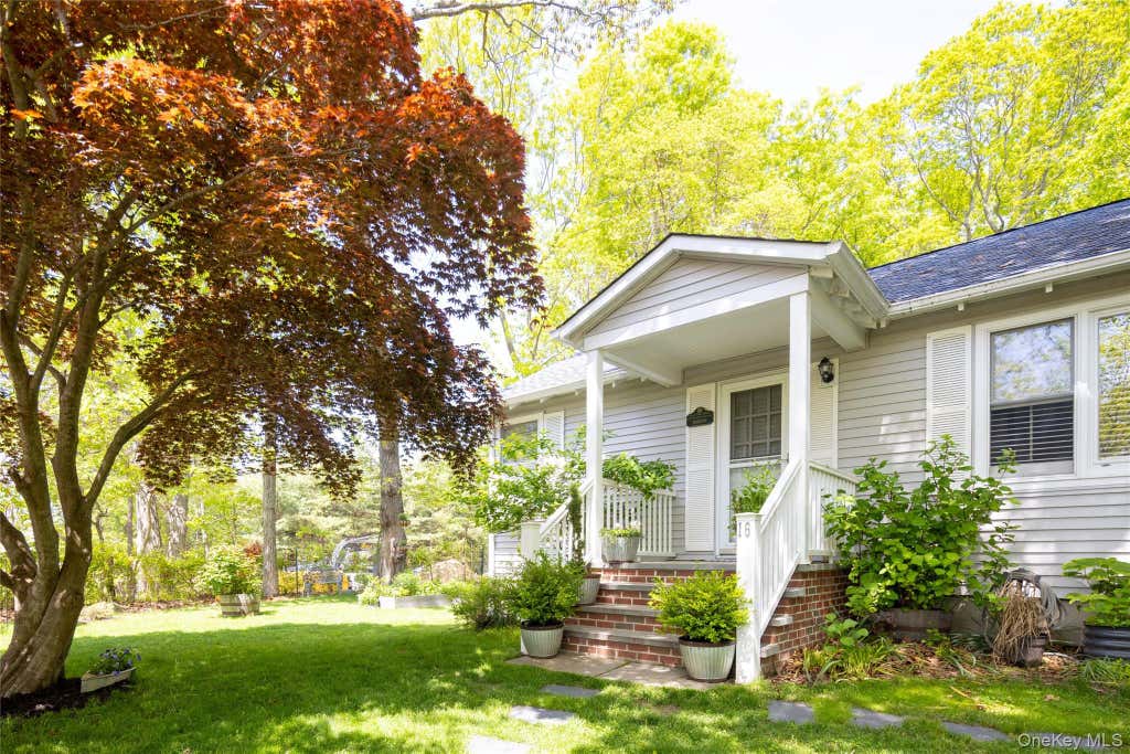 Photo of 16 Bowditch Road, Shelter Island, NY 11964 (MLS # 1013318)