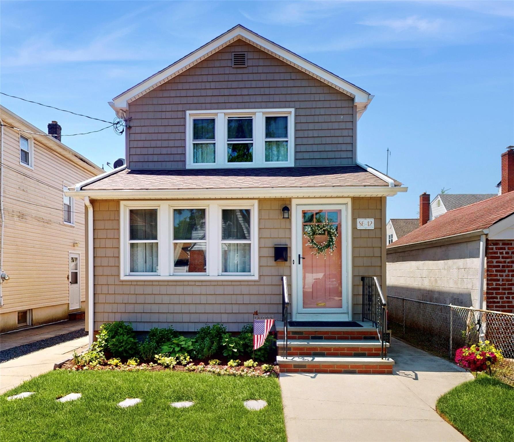 261st Street, Floral Park, Queens, NY - 3 Bedrooms  
2 Bathrooms  
5 Rooms - 