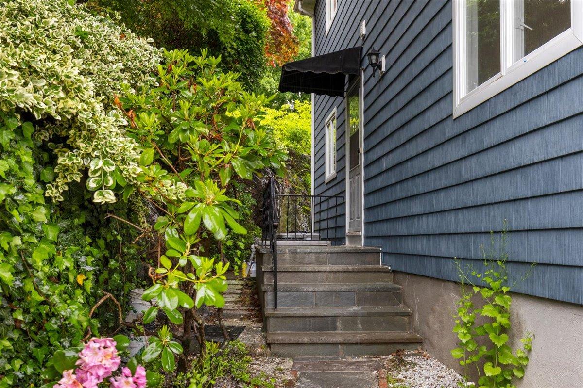 Maple Avenue 2, Rye, New York - 3 Bedrooms  
1 Bathrooms  
6 Rooms - 