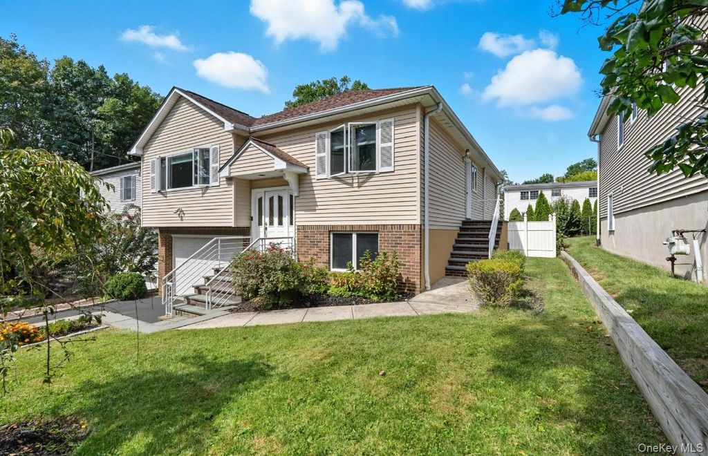 Photo of 12 Crestview Drive, White Plains, NY 10604 (MLS # 957424)