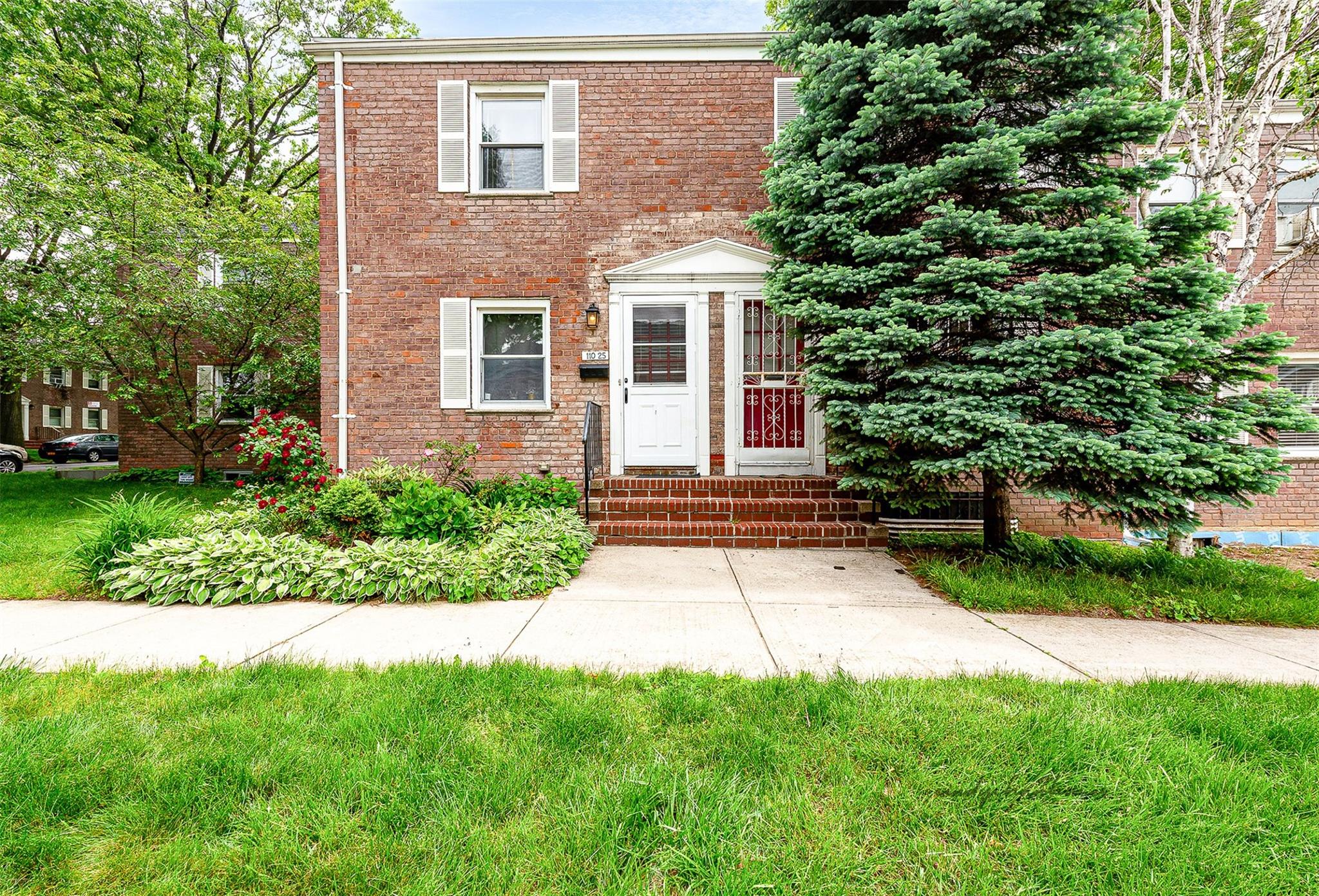 Property for Sale at 64th Road 10, Forest Hills, Queens, NY - Bedrooms: 2 
Bathrooms: 2 
Rooms: 7  - $689,000