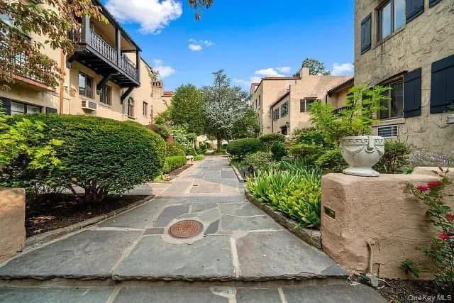 215 Middle Neck Road D3