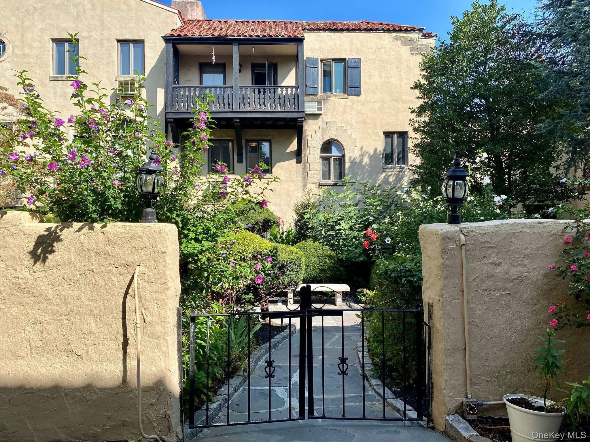 215 Middle Neck Road D3