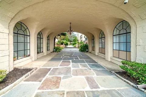 Photo of 215 Middle Neck Road #D3, Great Neck, NY 11021 (MLS # 920345)