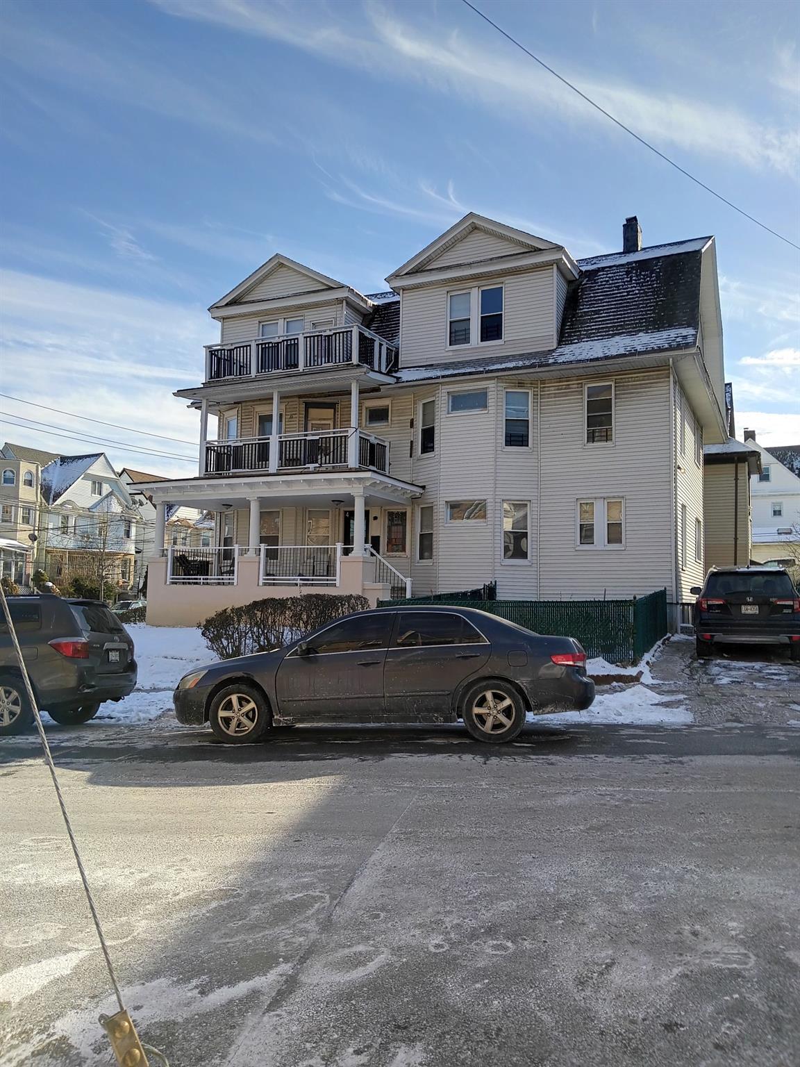 Morris Crescent 2nd Floor, Yonkers, New York - 3 Bedrooms  
1 Bathrooms - 