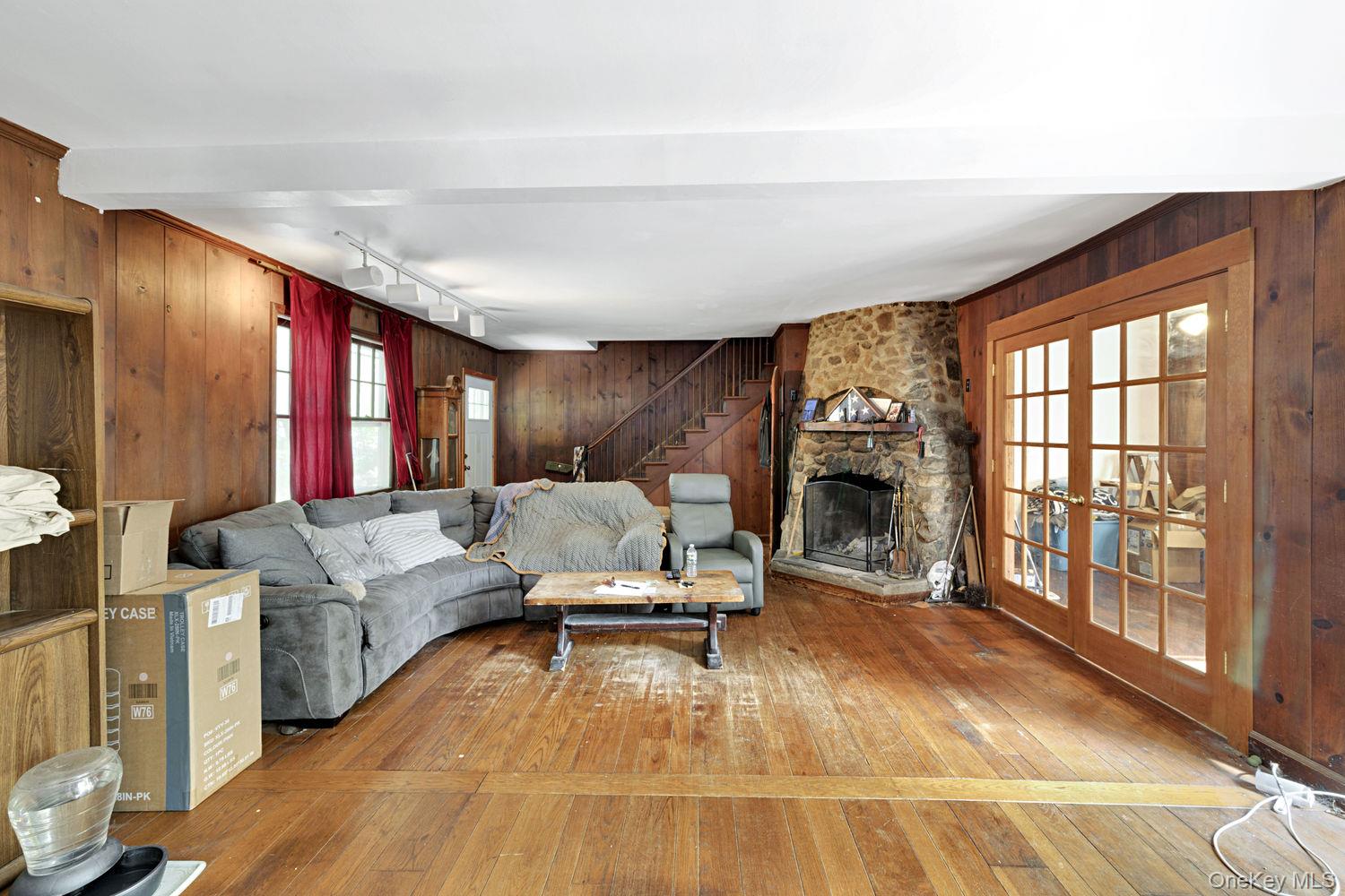 4 W Livingston Street