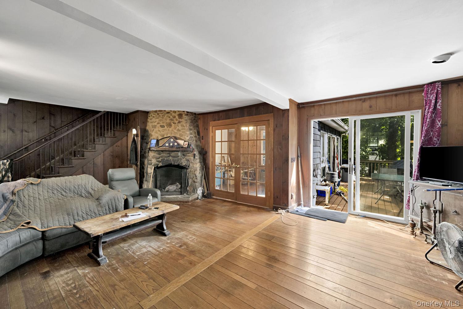 4 W Livingston Street