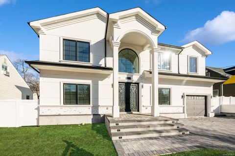 26 Kingston Avenue, Oyster Bay, NY 11801 - MLS#: L3589571