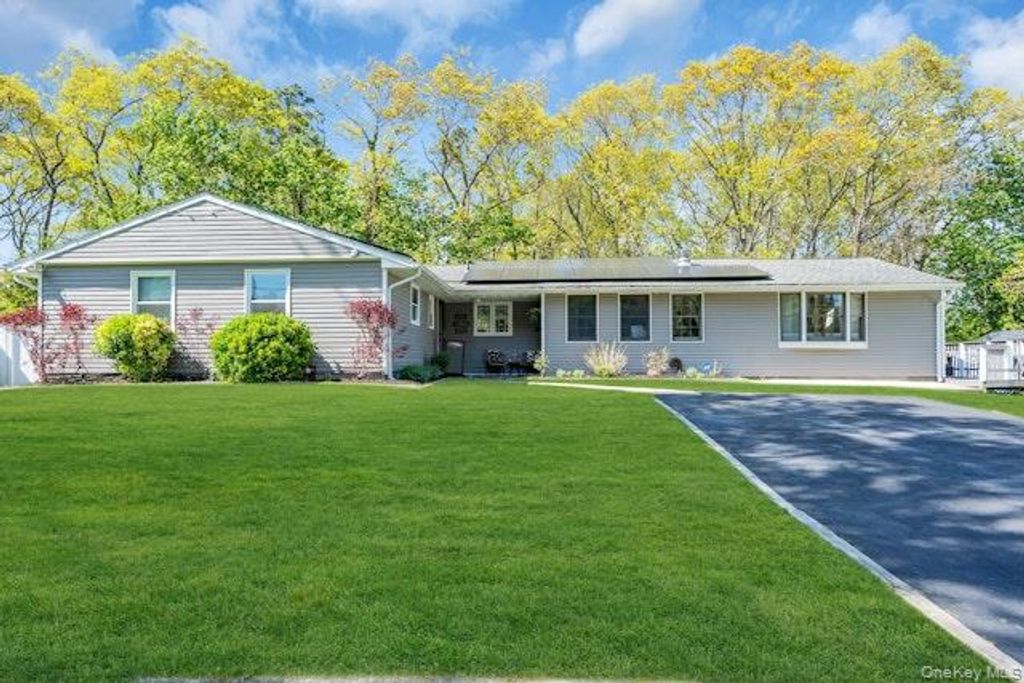 Photo of 31 Peak Street, Ronkonkoma, NY 11779 (MLS # 997446)