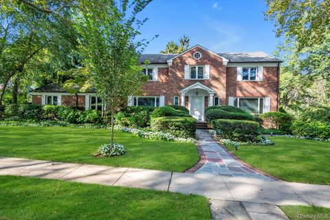 Homes For Sale - 2 Chester Drive<br/> Great Neck, NY 11021