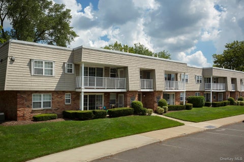 Apartment For Rent - 75 Westwood Drive #105<br/> Westbury, NY 11590