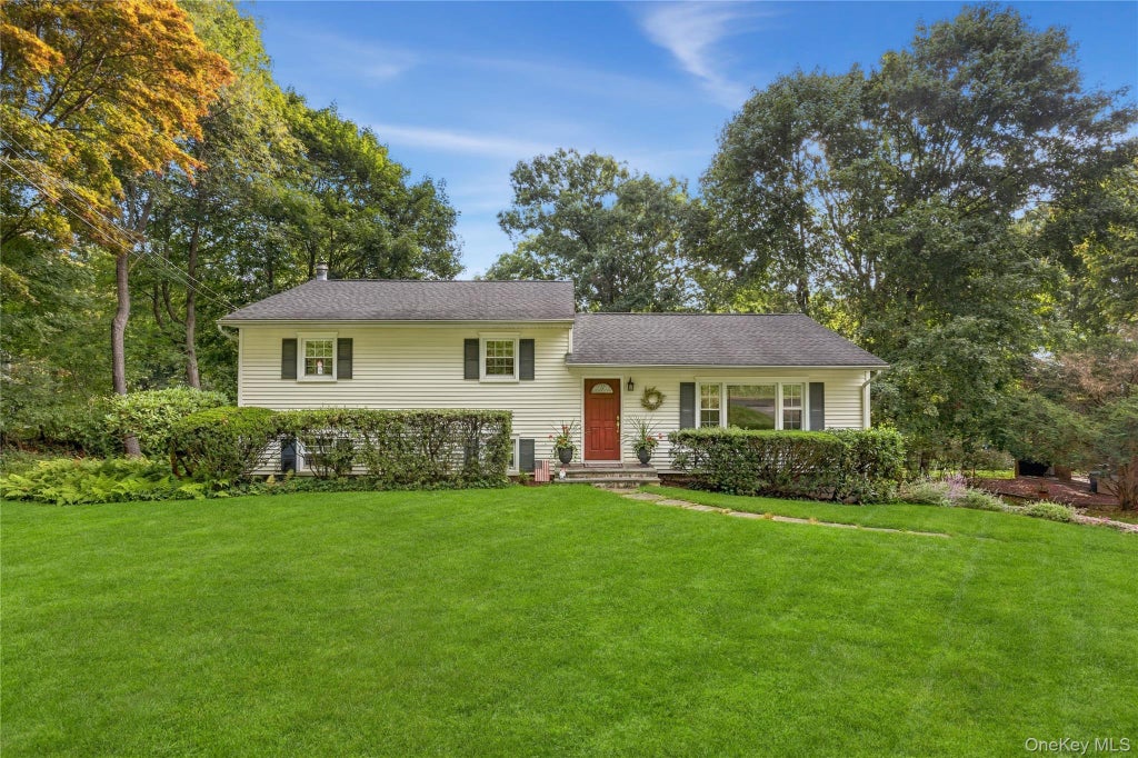 Photo of 6 Hillside Terrace, Mahopac, NY 10541 (MLS # 1050150)