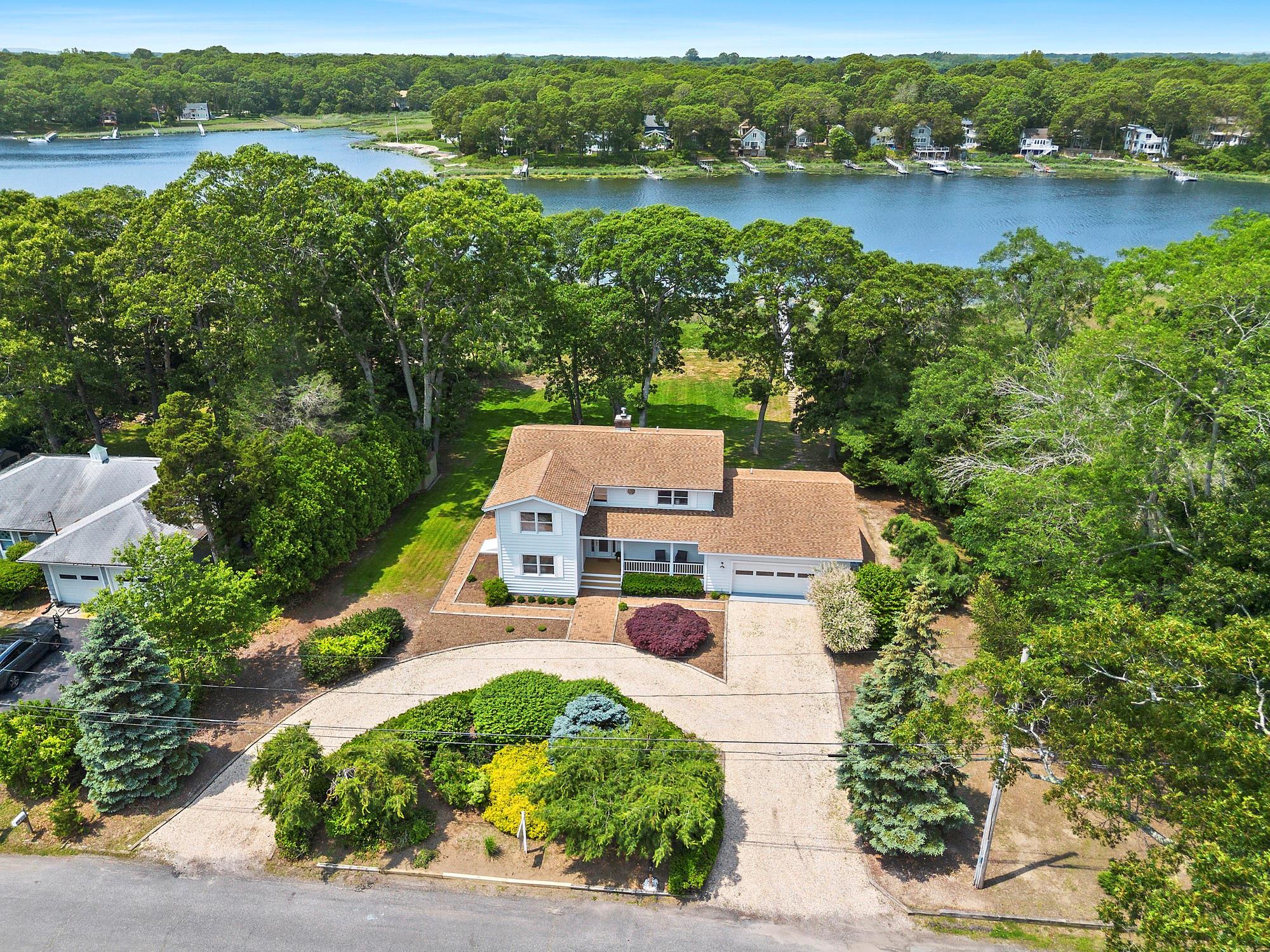 Beebe Drive, Cutchogue, Hamptons, NY - 5 Bedrooms  
3 Bathrooms - 