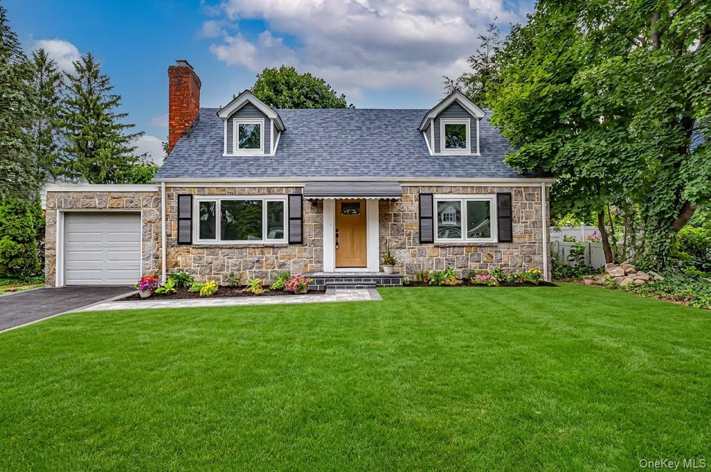 Photo of 11 Redwood Road, New Hyde Park, NY 11040 (MLS # 1029001)