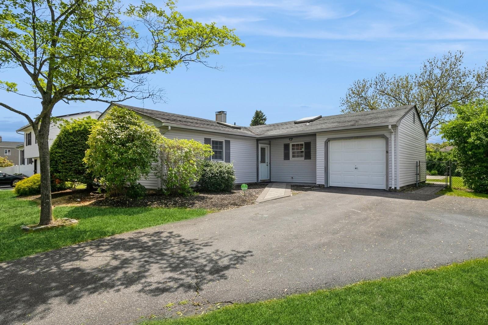 358 Greenbelt Parkway, Holtsville, New York image 1