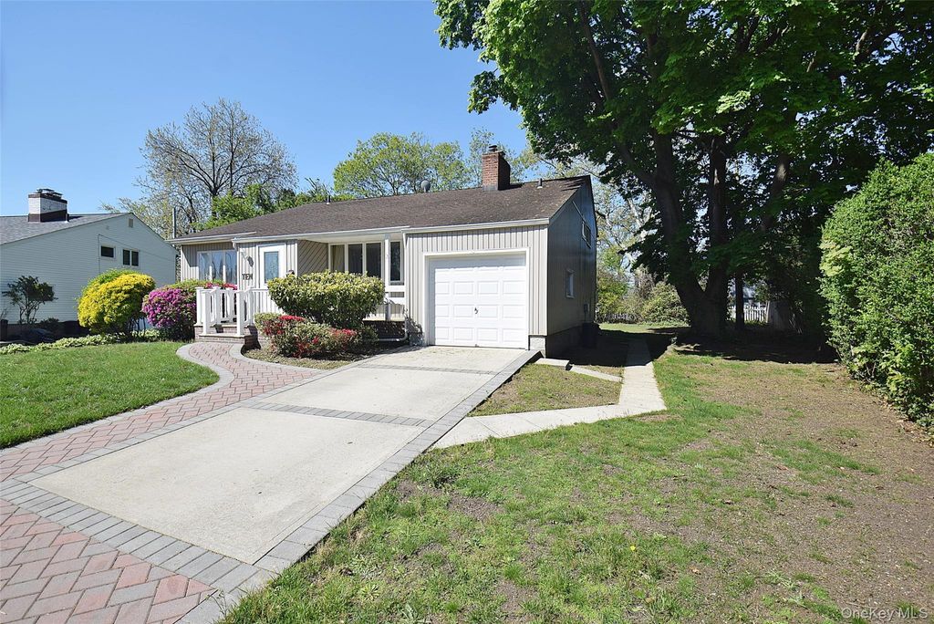 Photo of 10 Tacoma Lane #1, Syosset, NY 11791 (MLS # 995631)