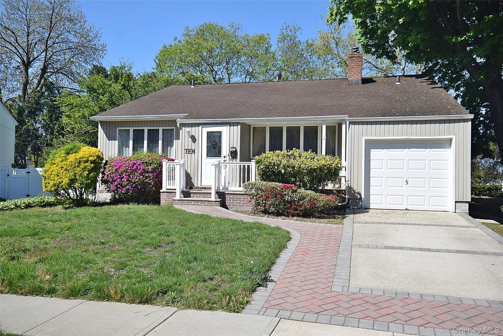 Photo of 10 Tacoma Lane #1, Syosset, NY 11791 (MLS # 995631)