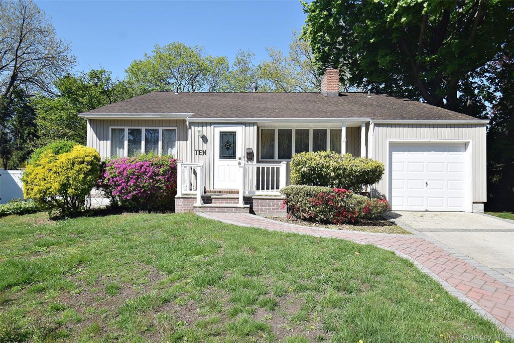 Photo of 10 Tacoma Lane #1, Syosset, NY 11791 (MLS # 995631)
