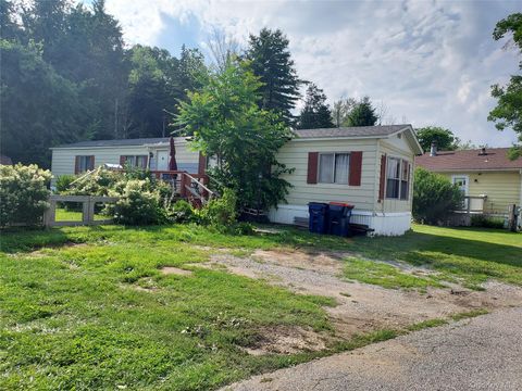 Mobile Home For Sale - 198 Sinpatch Road #LOT 42<br/> Dutchess County, Wassaic, NY 12592