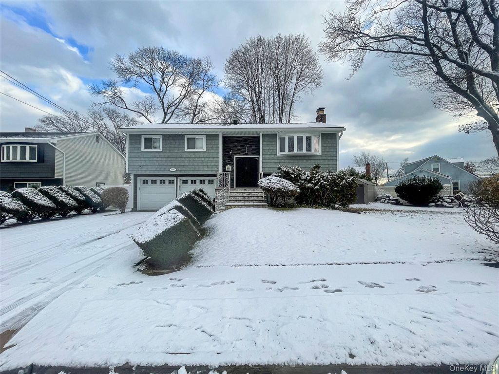 Photo of 815 Iris Place, West Hempstead, NY 11552 (MLS # 955049)