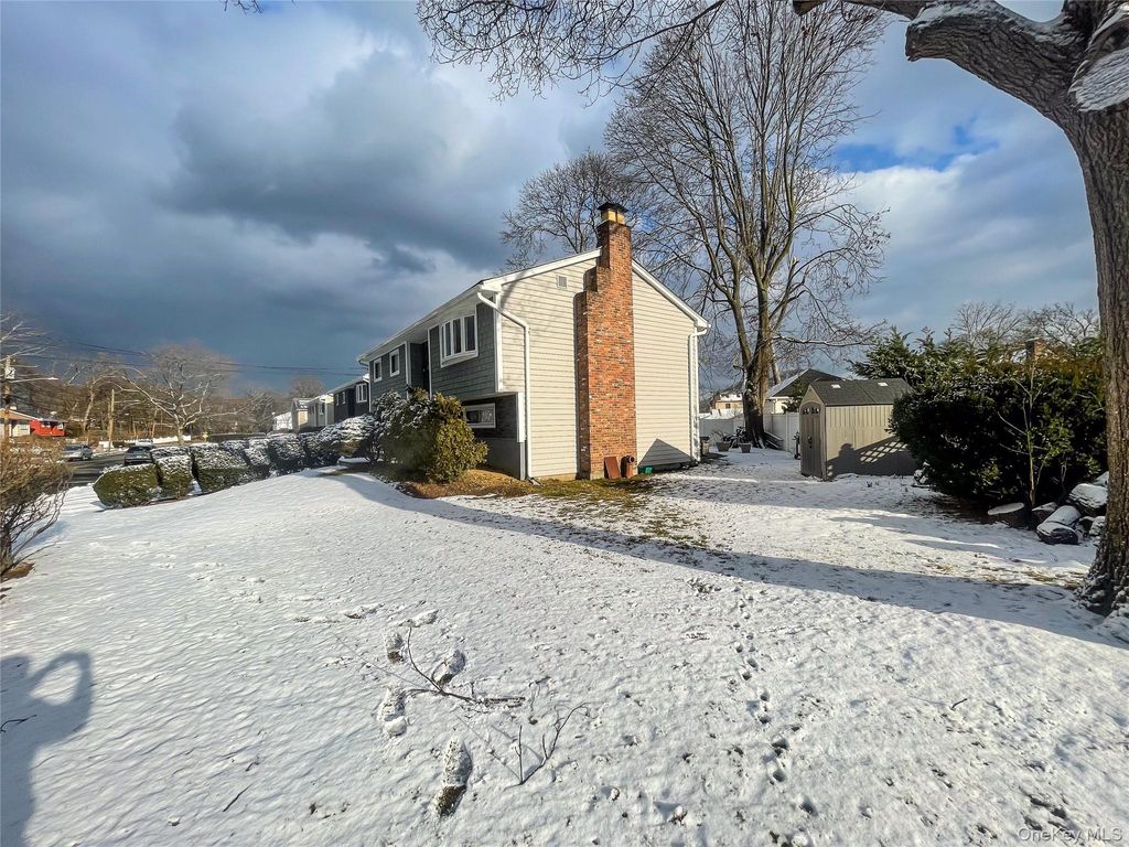 Photo of 815 Iris Place, West Hempstead, NY 11552 (MLS # 955049)