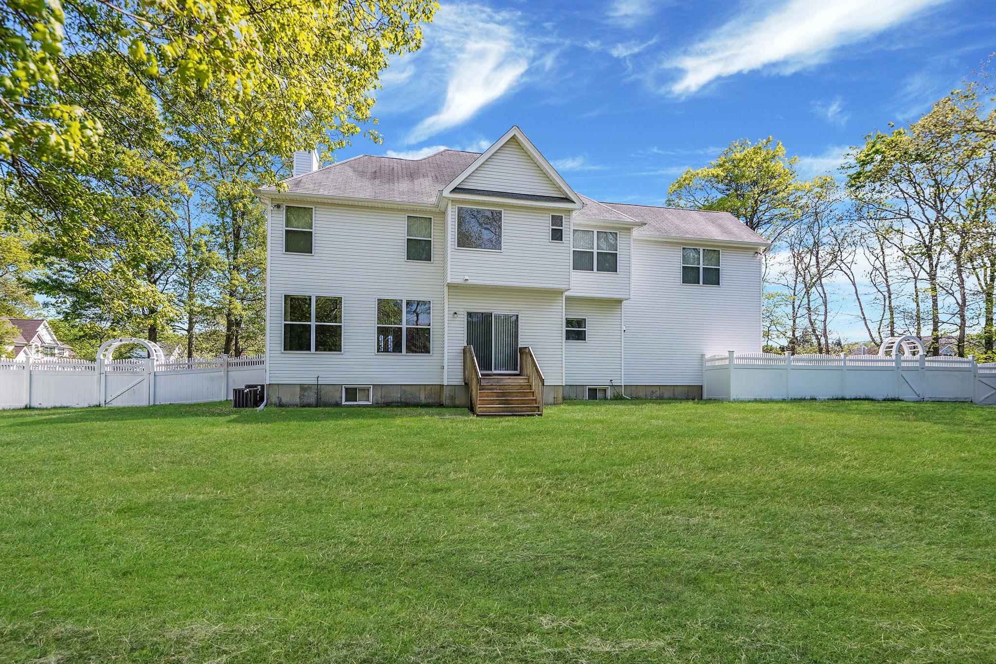 1 Gingham Court, Ridge, New York image 9