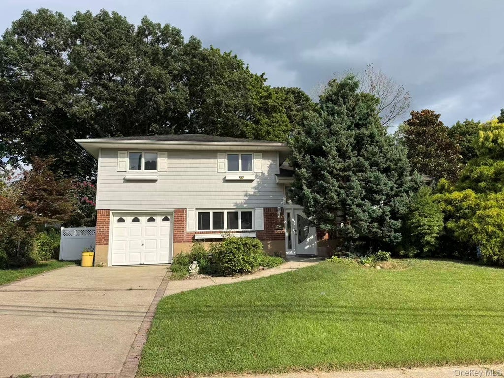 Photo of 7 5th Place, Syosset, NY 11791 (MLS # 1044687)