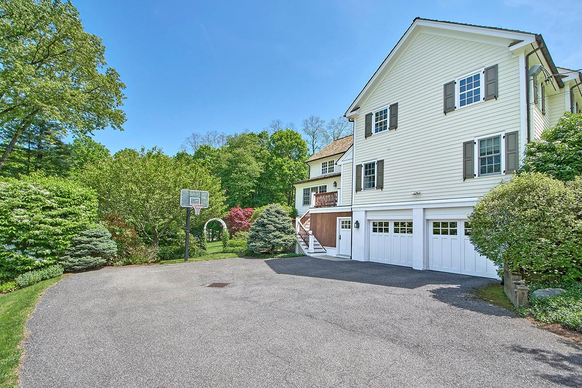 Chappaqua, New York 10514, United States, 4 Bedrooms Bedrooms, ,7 BathroomsBathrooms,Residential,Pending,142642