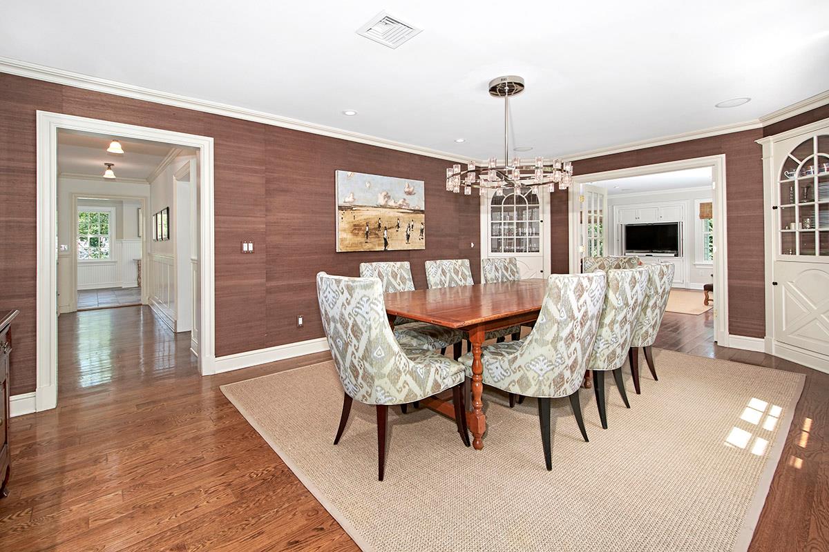 Chappaqua, New York 10514, United States, 4 Bedrooms Bedrooms, ,7 BathroomsBathrooms,Residential,Pending,142642