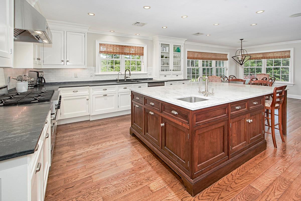 Chappaqua, New York 10514, United States, 4 Bedrooms Bedrooms, ,7 BathroomsBathrooms,Residential,Pending,142642