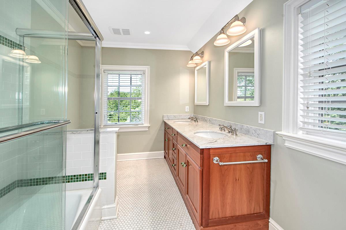 Chappaqua, New York 10514, United States, 4 Bedrooms Bedrooms, ,7 BathroomsBathrooms,Residential,Pending,142642