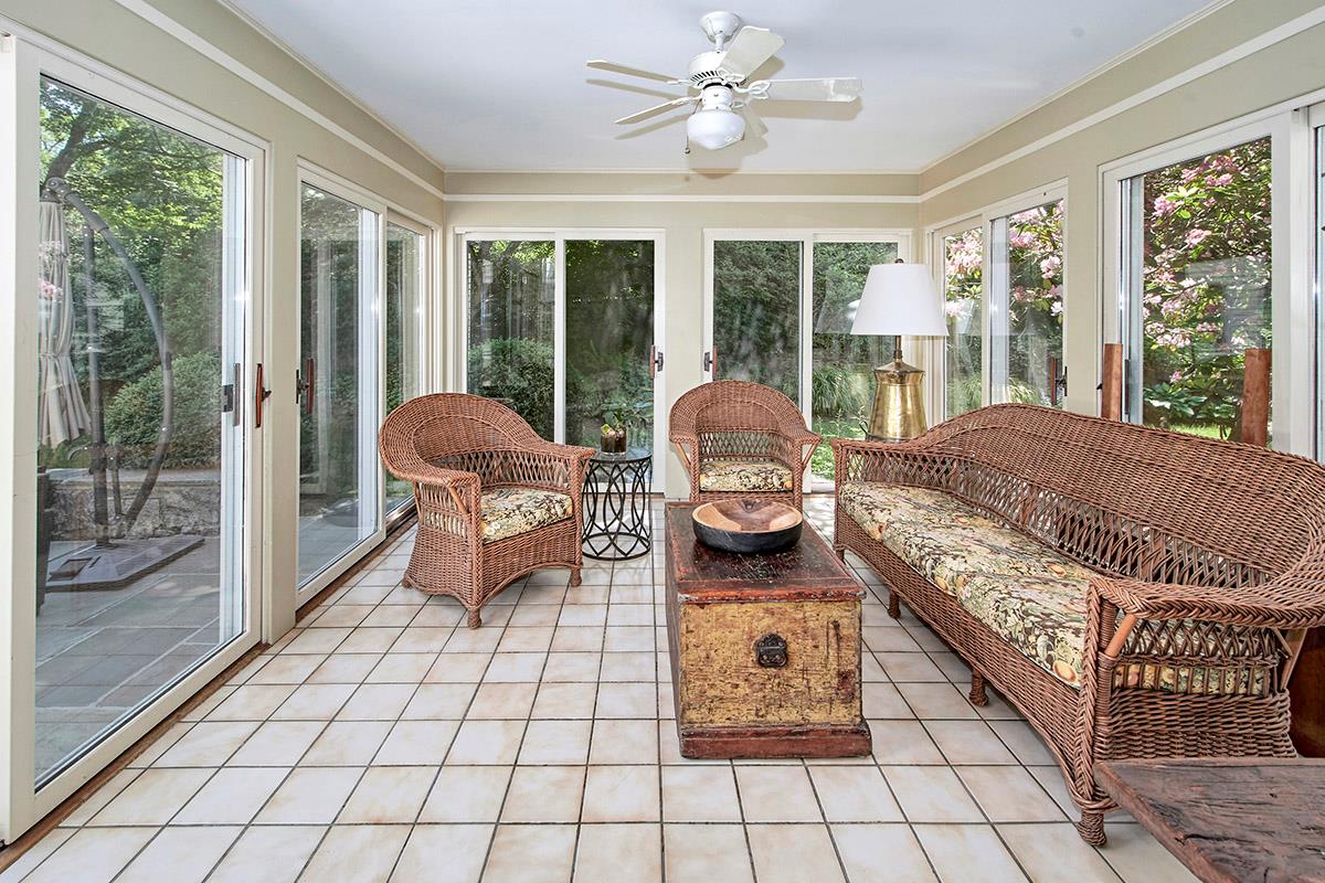 Chappaqua, New York 10514, United States, 4 Bedrooms Bedrooms, ,7 BathroomsBathrooms,Residential,Pending,142642